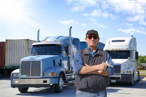 what is an owner operator truck driver and how does it differ from a traditional freight company?